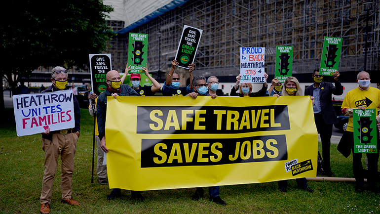 Η Βρετανία θέλει να επιτρέψει στους πολίτες να ταξιδεύουν και πάλι στο εξωτερικό